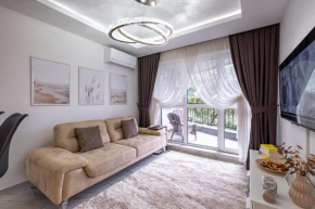 Boutique 1 bedroom apartment with Parking and Port View